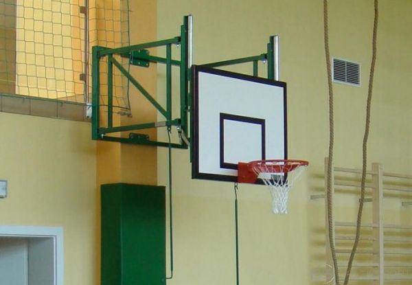 Basketbola sienas konstrukcija ar augstuma regulēšanu - 0,6-1,25 m - nolokāms
