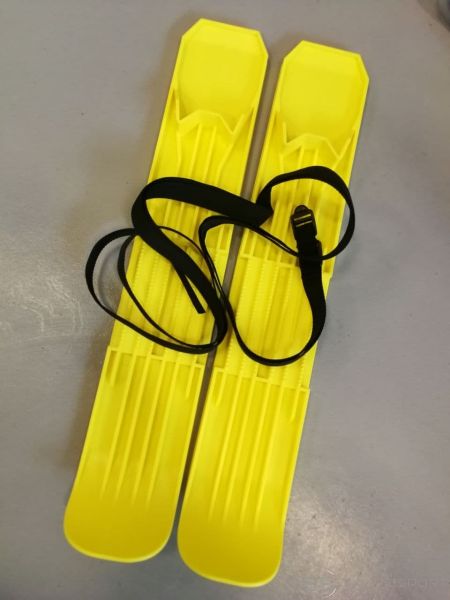 Junior min iplastmasas Slēpes ar stiprinājumiem - uzvelkamas uz apaviem 56cm/ plastic skiis